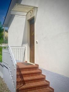 una escalera que conduce a la puerta de una casa en Villa Ferri, en Peschiera del Garda