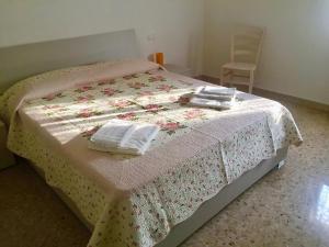 een slaapkamer met een bed met twee handdoeken erop bij Villa Ferri in Peschiera del Garda
