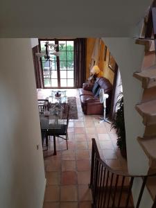 un salon avec un canapé et une table dans l'établissement Casablanca, House Near Benidorm, à Finestrat