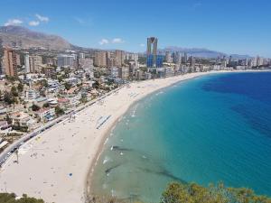 une vue aérienne d'une plage et de l'océan dans l'établissement Casablanca, House Near Benidorm, à Finestrat