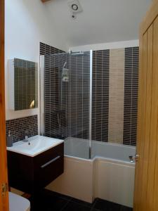 A bathroom at Lakeview at Lodge Farm