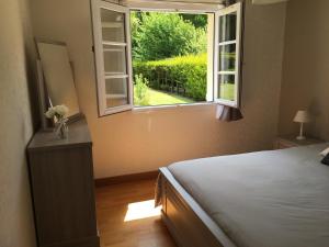 - une chambre avec un lit et une fenêtre dans l'établissement B&B Folespoir, à Bayeux