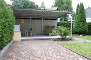 een terras met een tafel en stoelen onder een pergola bij Quartier an der Elbe in Dresden +7 foto's