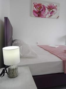 una camera con un letto e una lampada su un tavolo di Milla Lux 1 a Paralia Katerinis