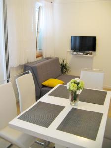 - un salon avec une table et un canapé dans l'établissement Apartment Nizic, à Primošten