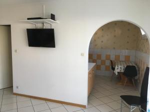 eine Küche und ein Esszimmer mit einem Tisch und einer Wand in der Unterkunft Studio Lora RM 1221 in Saint-Louis