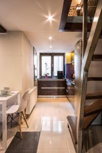 een keuken en eetkamer met een trap en een tafel bij Apartment Sare 11 in Krakau