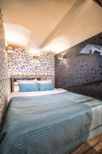 een slaapkamer met een groot bed met blauwe kussens bij Apartment Sare 11 in Krakau