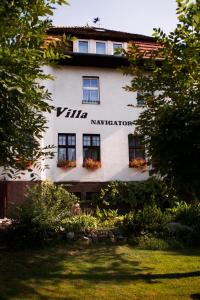 un edificio con un letrero que lee la navegación de la villa en Villa Navigator, en Nysa