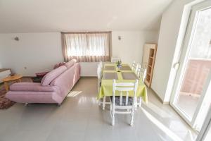 Posezení v ubytování Apartment Roko + 18 fotografií