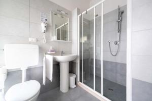 Koupelna v ubytování Hotel Anny + 37 fotografií