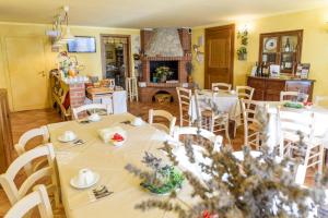 comedor con mesas y sillas y chimenea en Ca' Dei Coci B&B en San Martino Buon Albergo