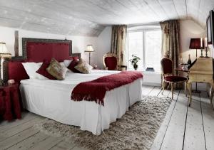 Postel nebo postele na pokoji v ubytování Görvälns Slott + 27 fotografií