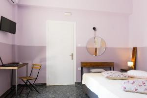 A bed or beds in a room at Kalamata Art Rooms