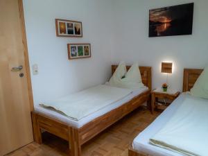A bed or beds in a room at Ferienwohnung nahe Fuschlsee, Hof bei Salzburg