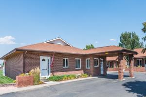 uma casa de tijolos vermelhos com uma porta branca em Days Inn by Wyndham Worland em Worland