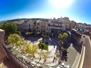uma vista superior de uma cidade com edifícios e árvores em Apartaments Fonda Comerç em Torroella de Montgrí