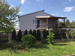 una casa bianca con una recinzione di fronte di RELAX u lesa a Ratíškovice