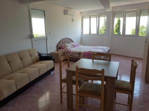 sala de estar con sofá y mesa en Guest House Dragomir, en Sutomore