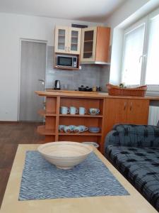 een woonkamer met een kom op een tafel bij RELAX u lesa in Ratíškovice