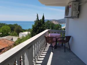 Guest House Dragomir tesisinde bir balkon veya teras