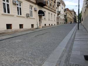 una strada vuota in una città con edifici di Booking En Suite a Belgrado Altre 18 foto