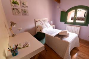 ein kleines Schlafzimmer mit einem Bett und einem Schreibtisch in der Unterkunft Arbesa Huesca in Huesca
