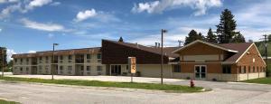 un gran edificio con una boca de incendios roja delante de él en Lupine Inn, en Red Lodge