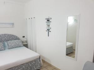 a bedroom with a bed and a mirror at carugio del fezzano in Fezzano