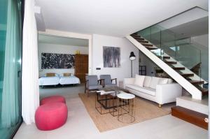 salon z białą kanapą i stołem w obiekcie Salobre Villas Deluxe w mieście Salobre