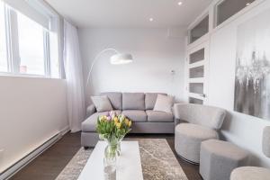 Uma área de estar em Parc Avenue Residences Mile End