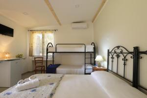 トッレ・モッツァにあるAllu Ruvezzuのベッドルーム1室(二段ベッド2組付)、キッチンが備わります。