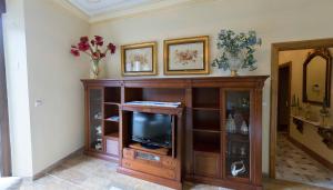 a living room with a entertainment center with a tv at Apartamento en Edificio Tortosa in Monóvar