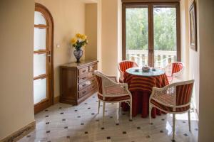 a dining room with a table and chairs and a window at Apartamento en Edificio Tortosa in Monóvar