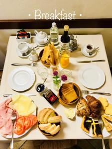 uma mesa com pratos de comida em cima em Albergo del Bramante em Roccaverano