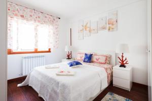 biała sypialnia z łóżkiem i oknem w obiekcie Titty Beach House w mieście Santa Marinella