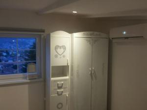 kuchnia z białą lodówką i oknem w obiekcie Romantic w Sarajewie +50 zdjęć