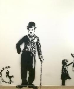 eine Zeichnung eines Mannes an der Wand in der Unterkunft Dimora Hostel in Agrigento
