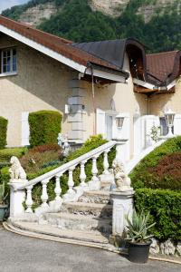 un escalier en pierre menant à une maison dans l'établissement Villa Les Bruyères, à Saint-Joseph-de-Rivière