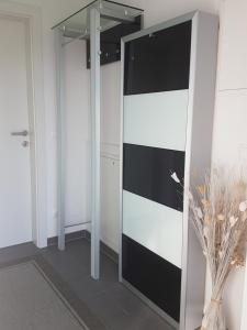 ドロボラッハ・アム・ファーカーゼーにあるApartment Seeblickの鏡付きのクローゼットが備わるお部屋