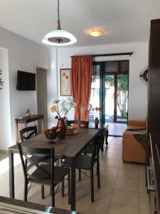 ein Wohnzimmer mit einem Esstisch und Stühlen in der Unterkunft Villa Stella D'oro in Georgioupoli