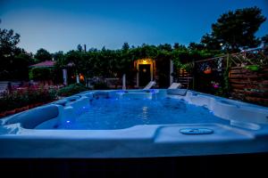 einen Whirlpool im Hinterhof in der Nacht in der Unterkunft Holiday Home Sarbunara in Milna