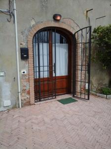 una entrada a un edificio con puerta de hierro en Casa Agostini, en Lari