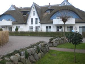 a large white house with a gambrel roof at Meer and Mehr in Zingst