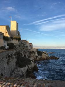 アンティーブにあるSuperb one-bedroom apartment - StayInAntibes- Picasso 1の海辺の断崖の上の建物