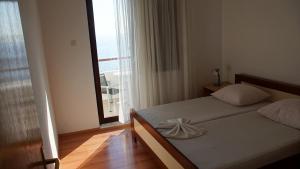 Postel nebo postele na pokoji v ubytování Apartmani Šipić , Bilo - Primošten