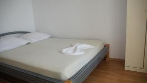 Postel nebo postele na pokoji v ubytování Apartmani Šipić , Bilo - Primošten