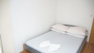 Postel nebo postele na pokoji v ubytování Apartmani Šipić , Bilo - Primošten