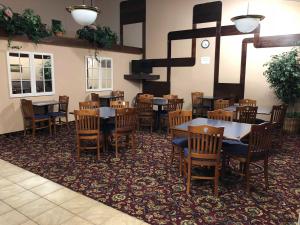 comedor con mesas y sillas de madera en Lupine Inn, en Red Lodge