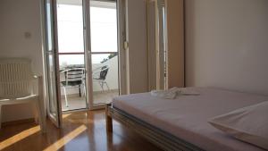 Postel nebo postele na pokoji v ubytování Apartmani Šipić , Bilo - Primošten
